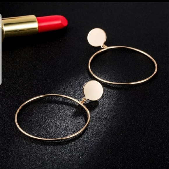 🌟3/$10🌟 Gold Metal Hoop Statement Earrings - Picture 3 of 3